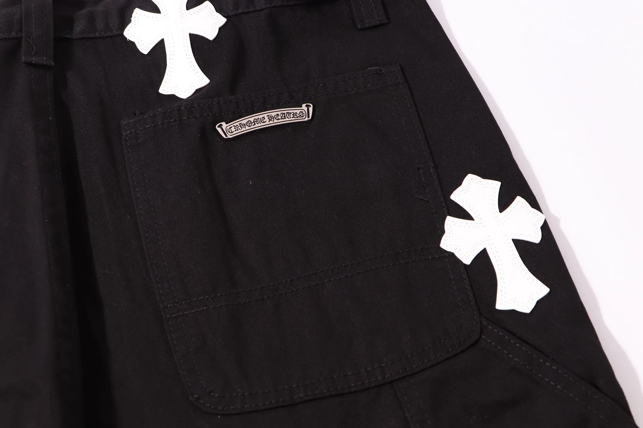 P260 Style number: H34 Croxin & 𝐂𝐡𝐫𝐨𝐦𝐞 𝐇𝐞𝐚𝐫𝐭 ss25 black white grain leather denim workwear logging pants. Styles with different washed textures are very friendly to people with thin legs. The slightly flared version perfectly modifies the leg shape. The timeless and moderate length makes it easy to match and match. It is the basis for various styles and is a must-have in your wardrobe! The fabric is stiff but also makes the upper body soft without losing texture. The washing process is even more perfect. It is a must-have item for everyone! ! ! Washed wheat, hang tag, pants label, three labels complete Color: black Size: 28-30-32-34-36